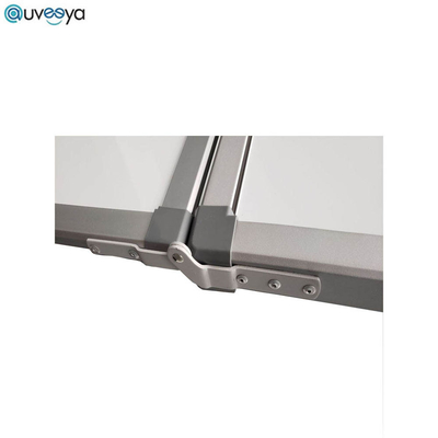 Przenośny ekran interaktywnej tablicy Smartboard w klasie cyfrowej