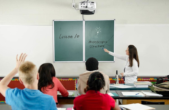Przenośny ekran interaktywnej tablicy Smartboard w klasie cyfrowej
