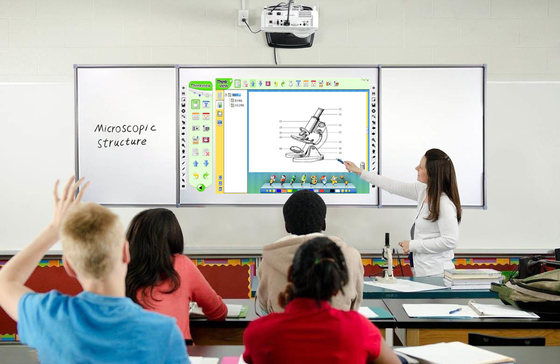 Przenośny ekran interaktywnej tablicy Smartboard w klasie cyfrowej